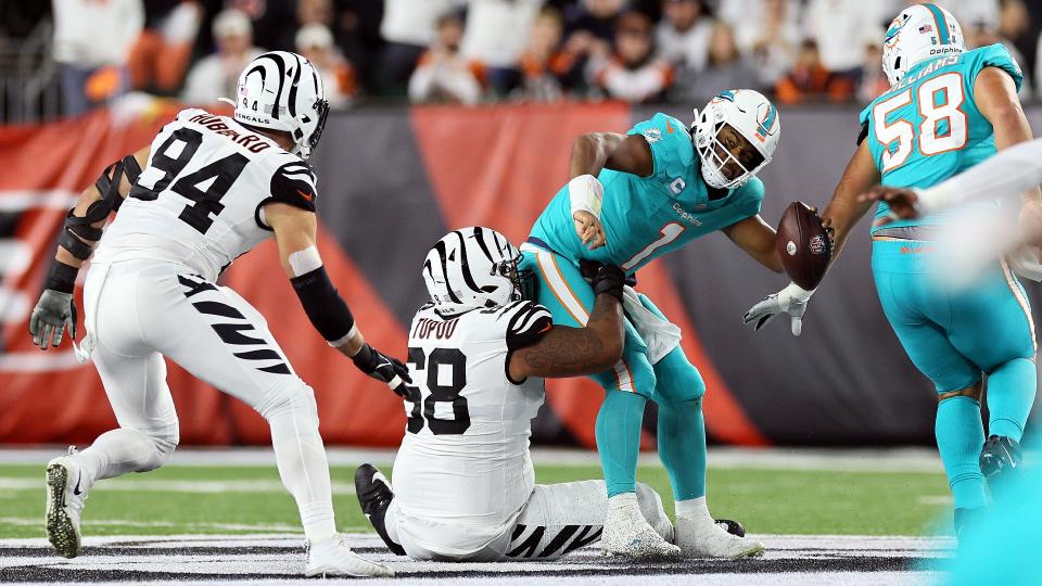 El mariscal de campo de los Miami Dolphins, Tua Tagovailoa, fuera por lesión